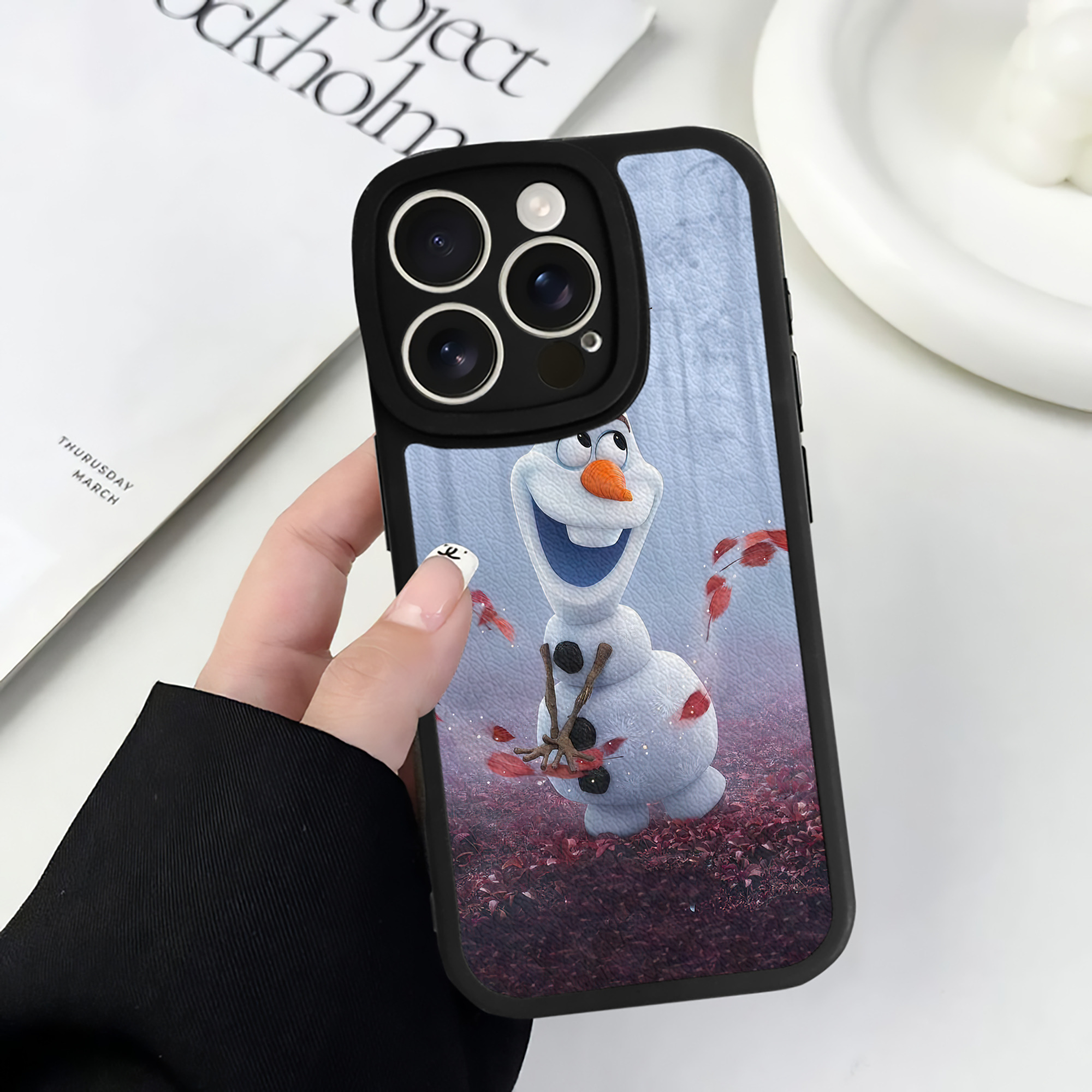 （画像用） アナと雪の女王 アンナ エルサ Frozen Anna Elsa 【iPhone 16シリーズ対応】シリコンスマホケース（レザー調） 材質：シリコン